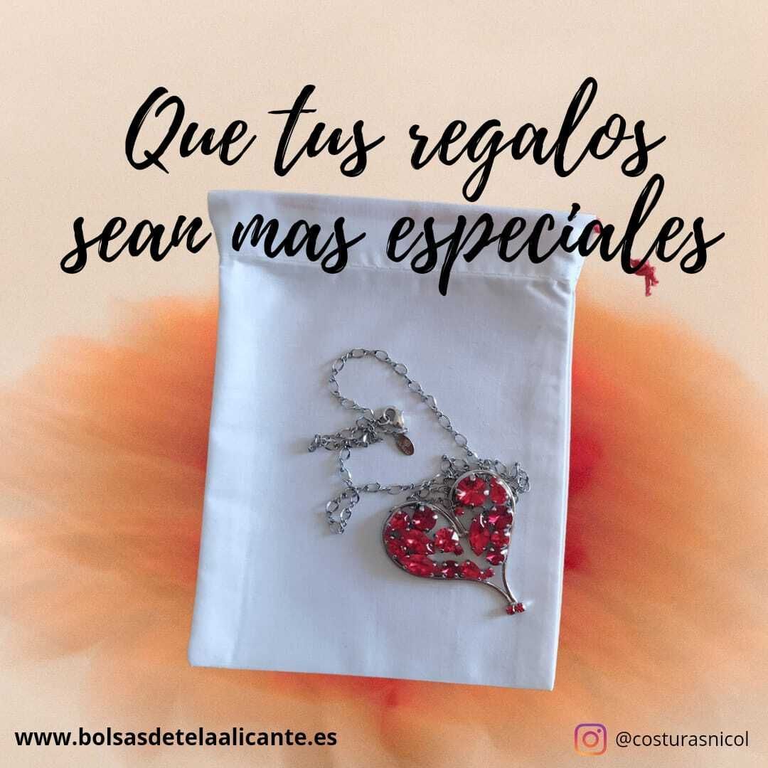 Un collar en una bolsa blanca con las palabras que tus regalos sean más especiales