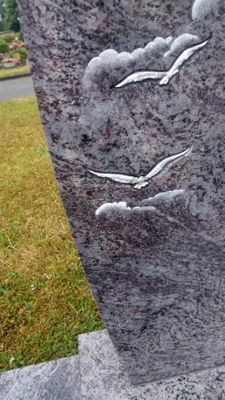 Vogel Gravur auf Grabstein