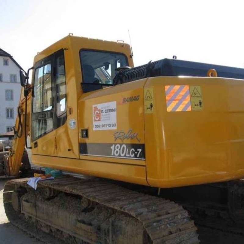 Une excavatrice jaune avec le numéro 180lc-7 sur le côté