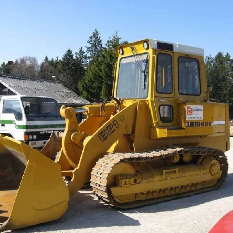 Un bulldozer Liebherr jaune est garé sur un parking