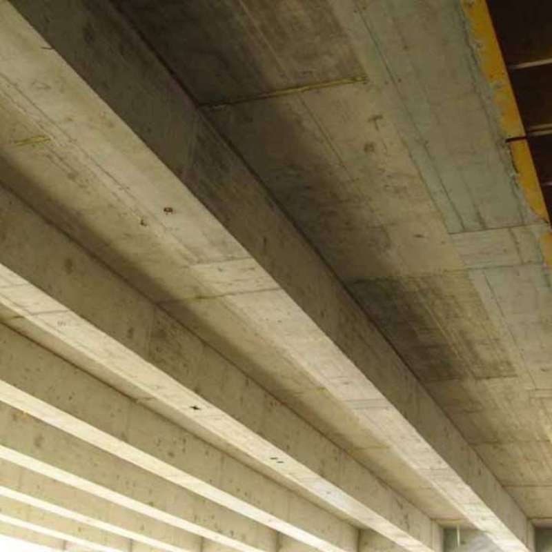 Un gros plan du plafond d'un pont en construction.