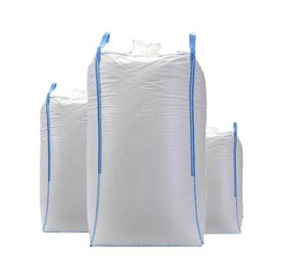 Drei weiße Big Bags mit blauen Hebeschlaufen vor weißem Hintergrund