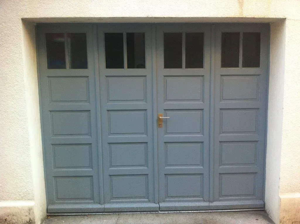 Porte de garage en bois peinte en gris