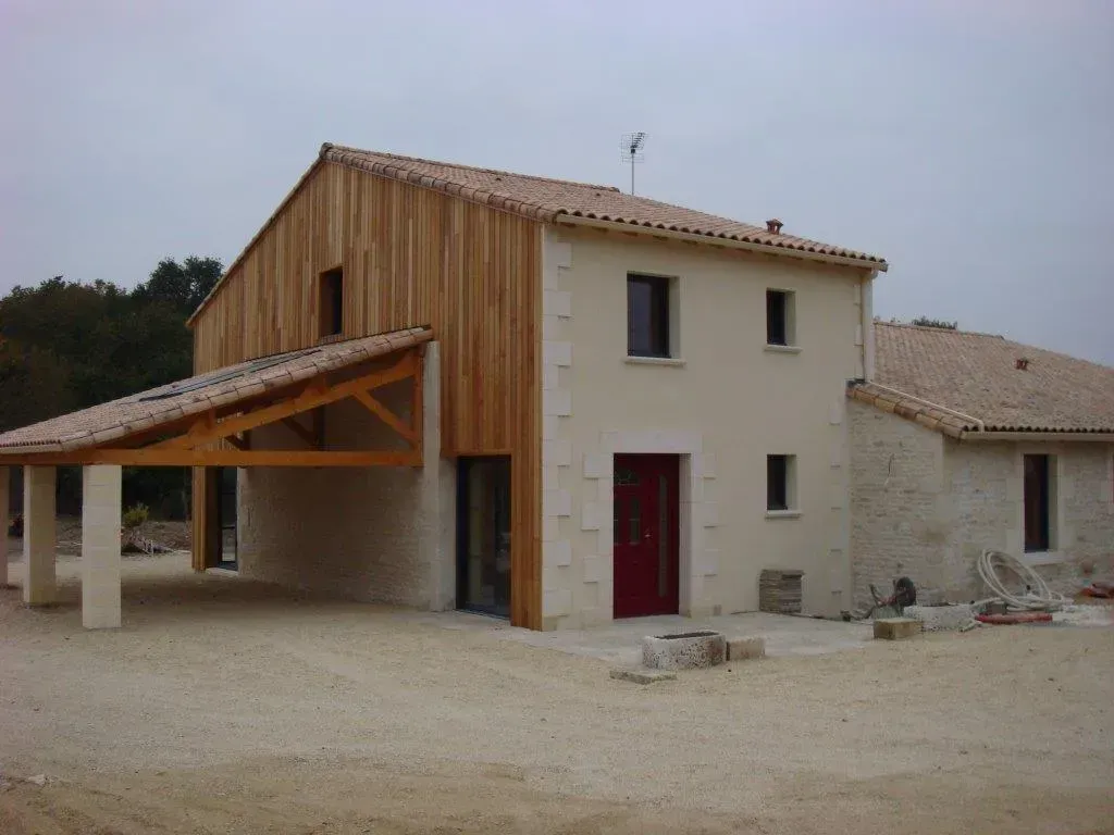 Bardage en bois sur une façade de maison avec porche