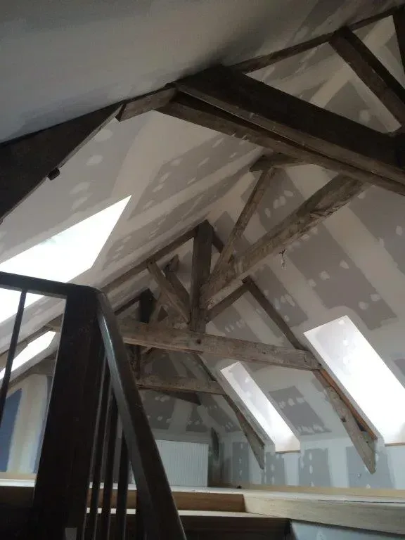 Charpente et plaques de plâtre pour combles aménagés