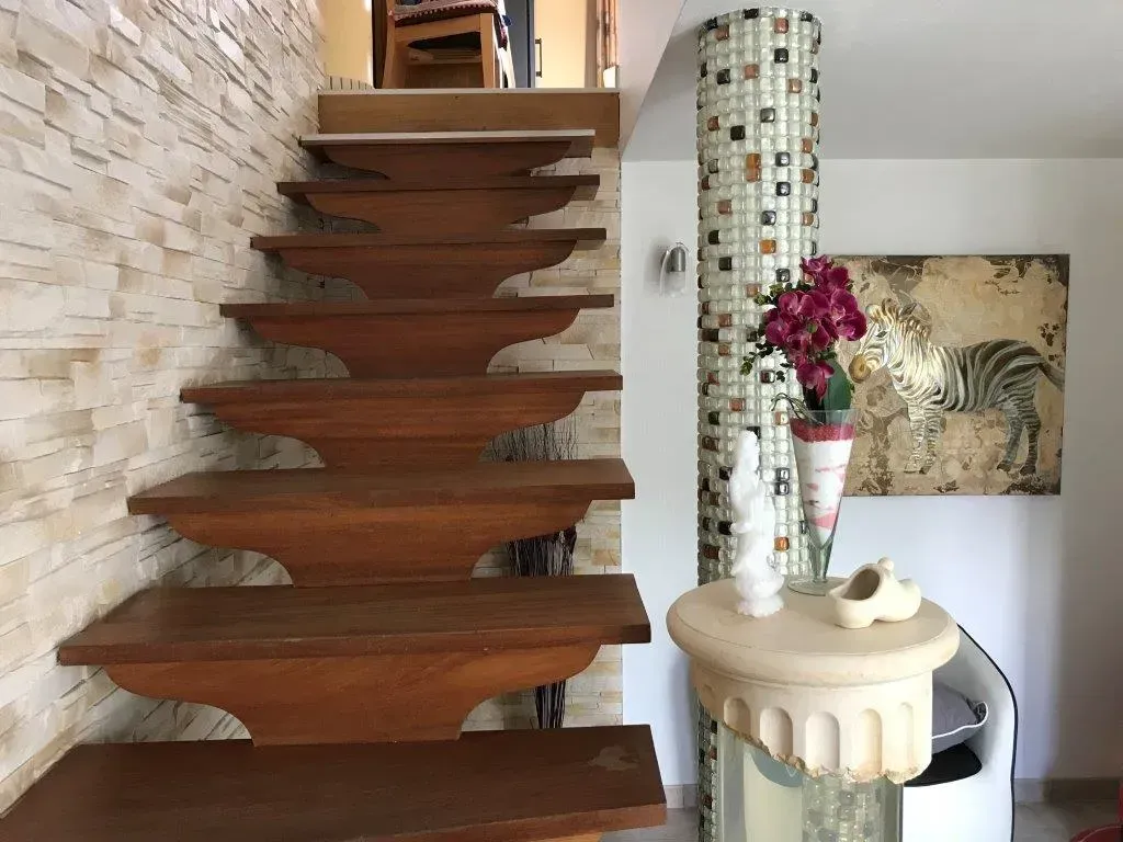 Escaliers en bois ouverts