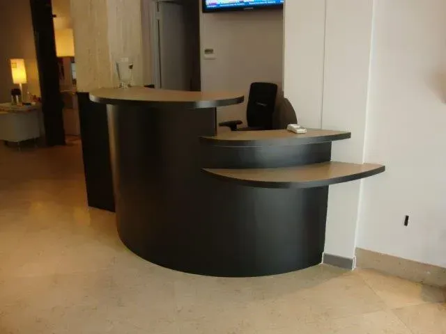 Comptoir d'accueil créé sur mesure en bois marron foncé et noir