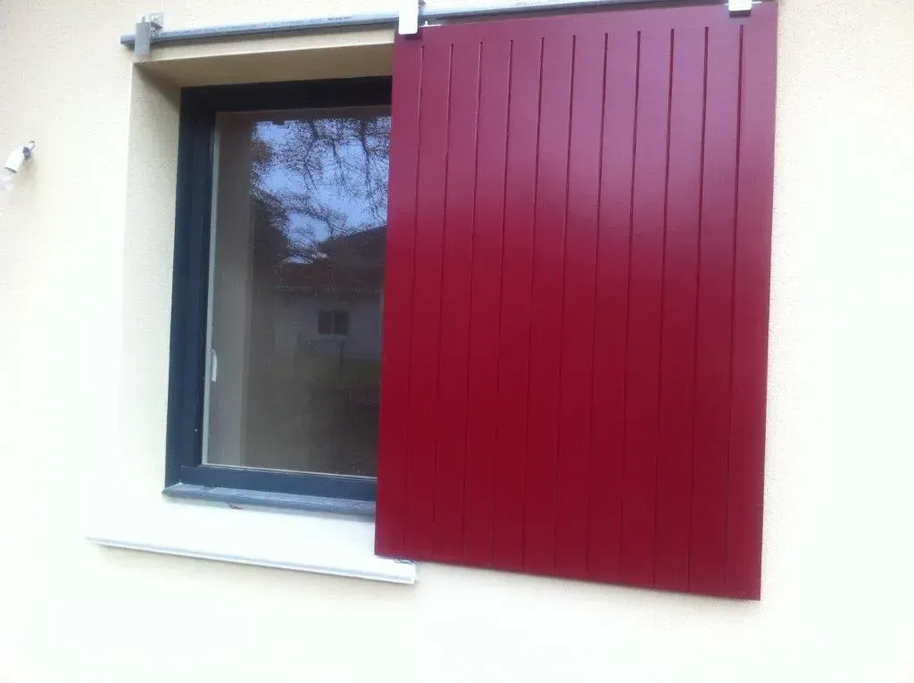 Fenêtre oscillo-battante avec un volet coulissant rouge