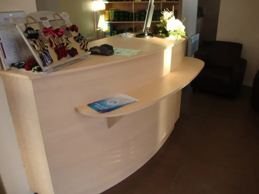 Comptoir d'accueil créé sur mesure en bois clair