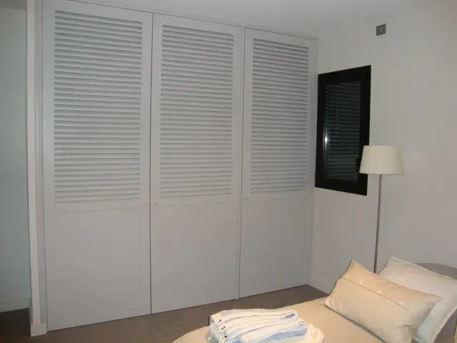 Portes de dressing fermées dans une chambre