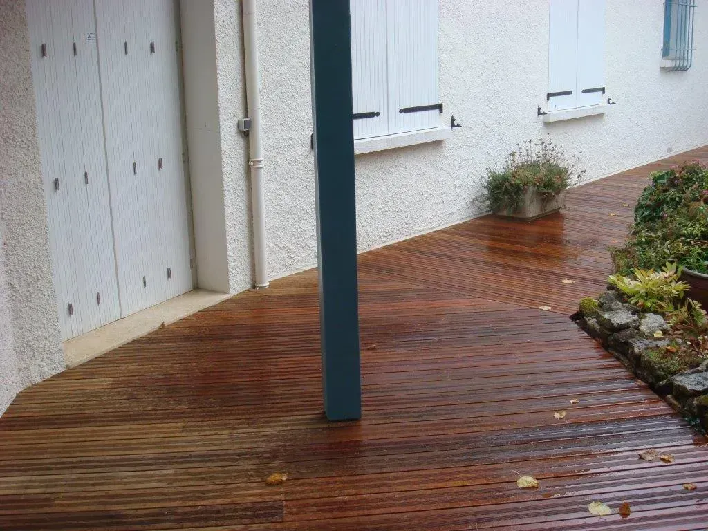 Chemin en bois autour d'une maison