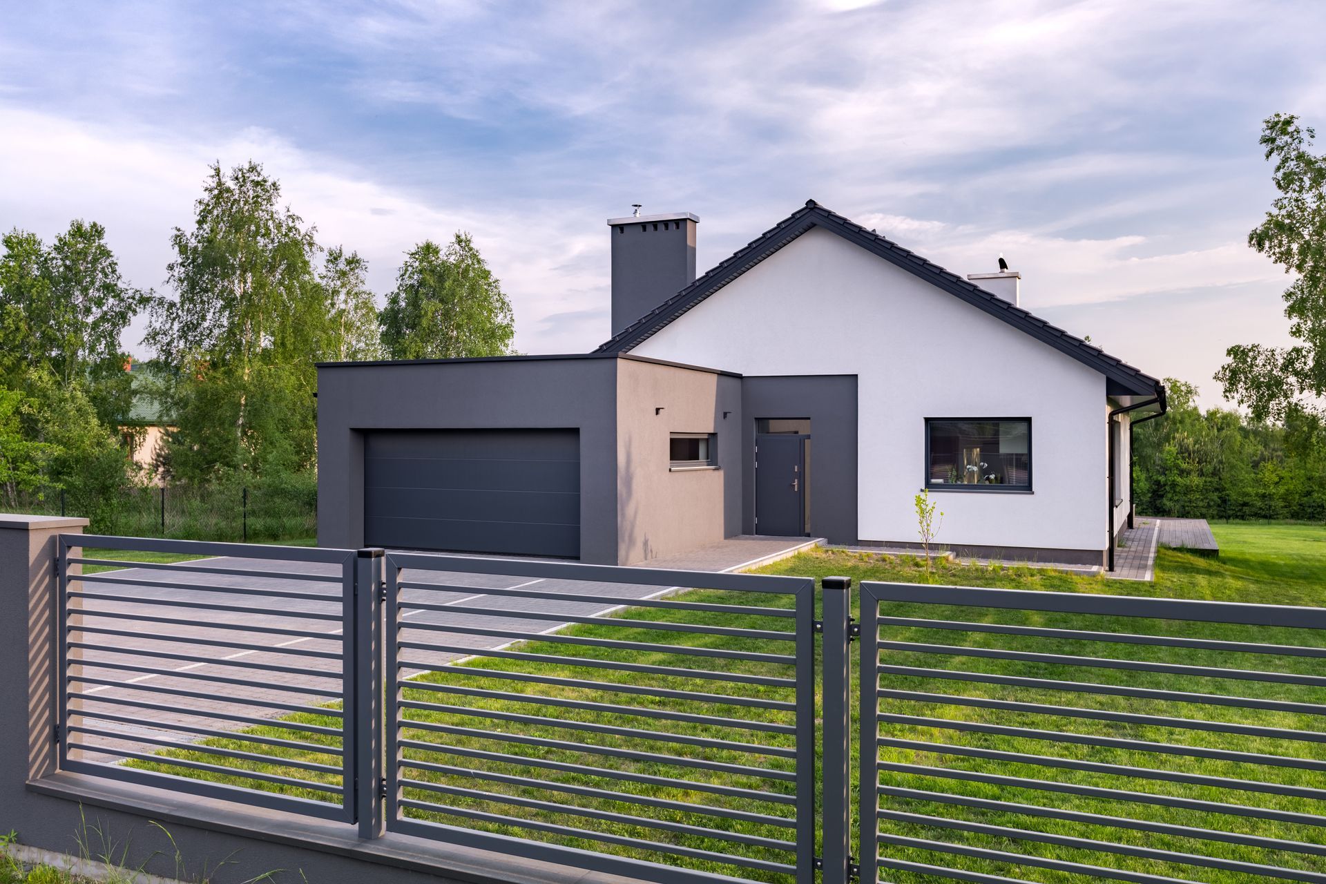 Clôture de terrain en alu avec une maison en arrière plan