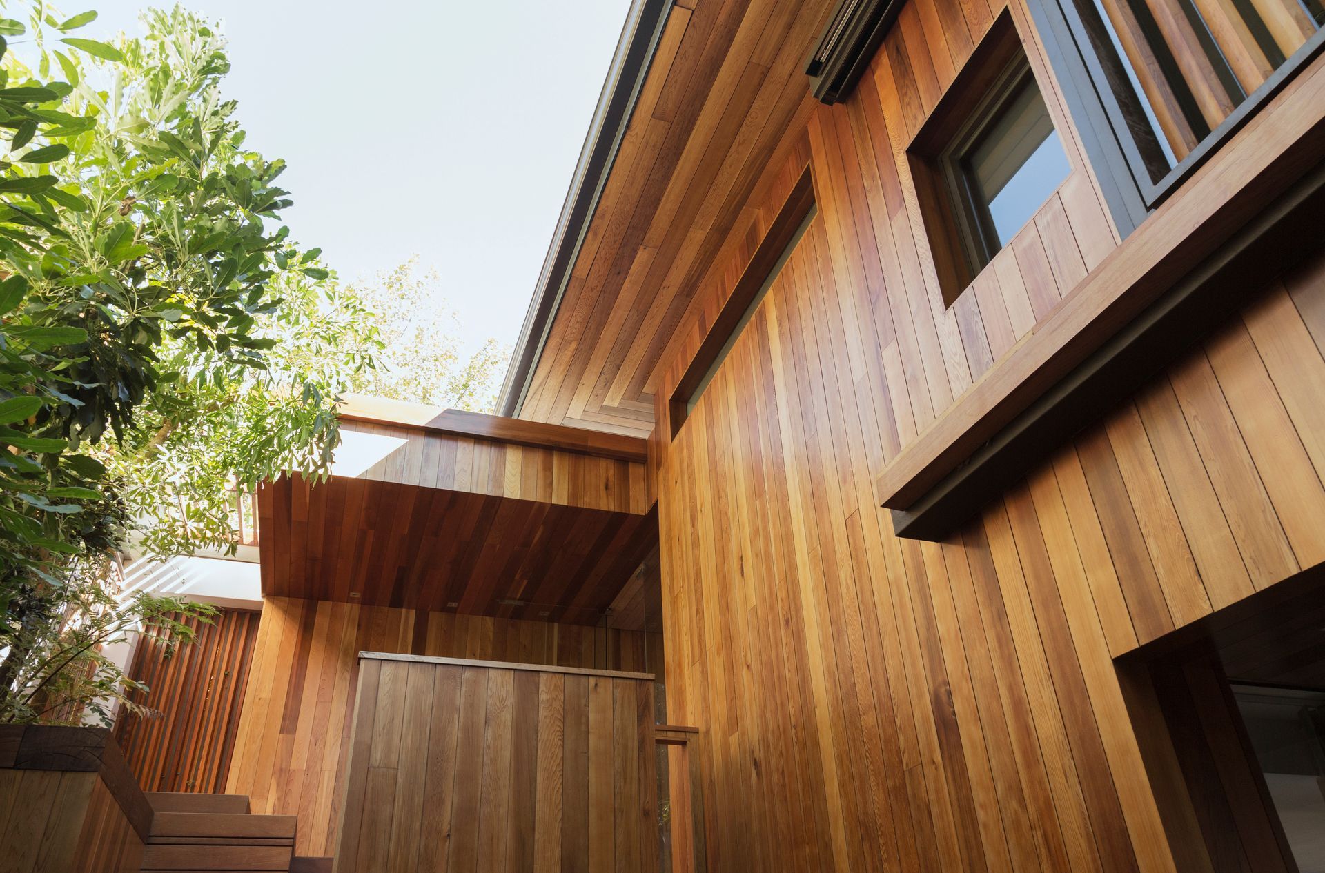 Une maison entièrement recouverte d'un bardage en bois extérieur