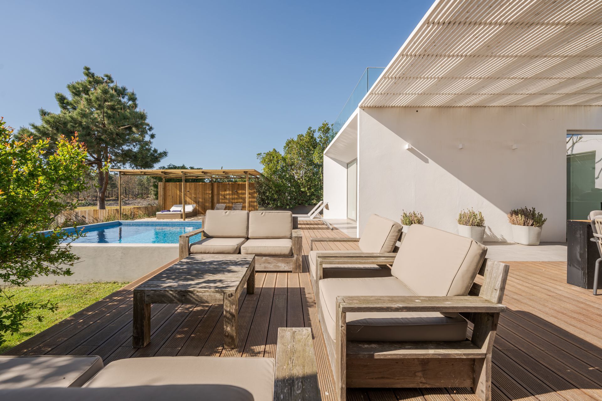 Salon de jardin avec terrasse et pergola en bois