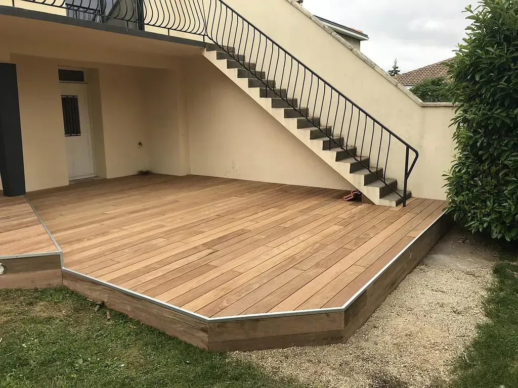 Terrasse en bois devant l'entrée de la maison