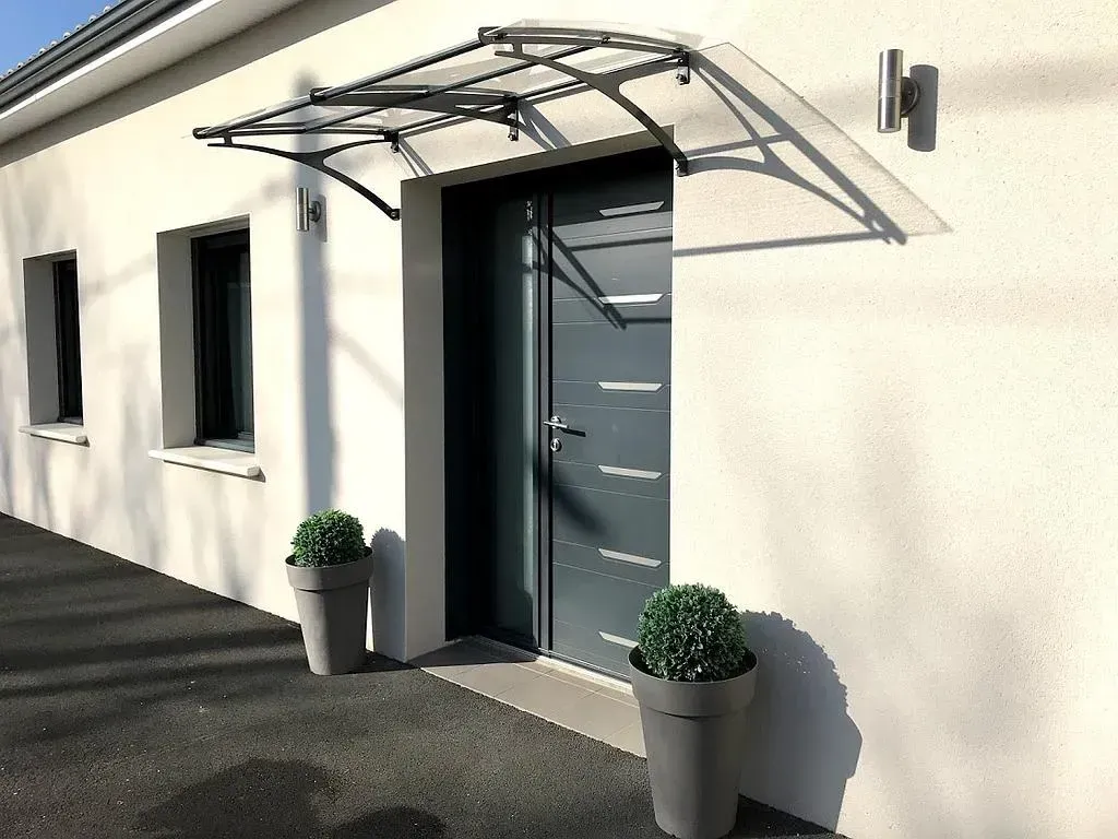 Porte d'entrée en alu anthracite avec abri