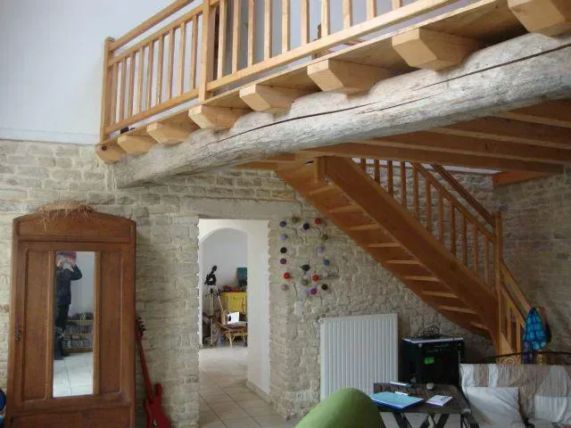 Mezzanine en bois avec garde-corps
