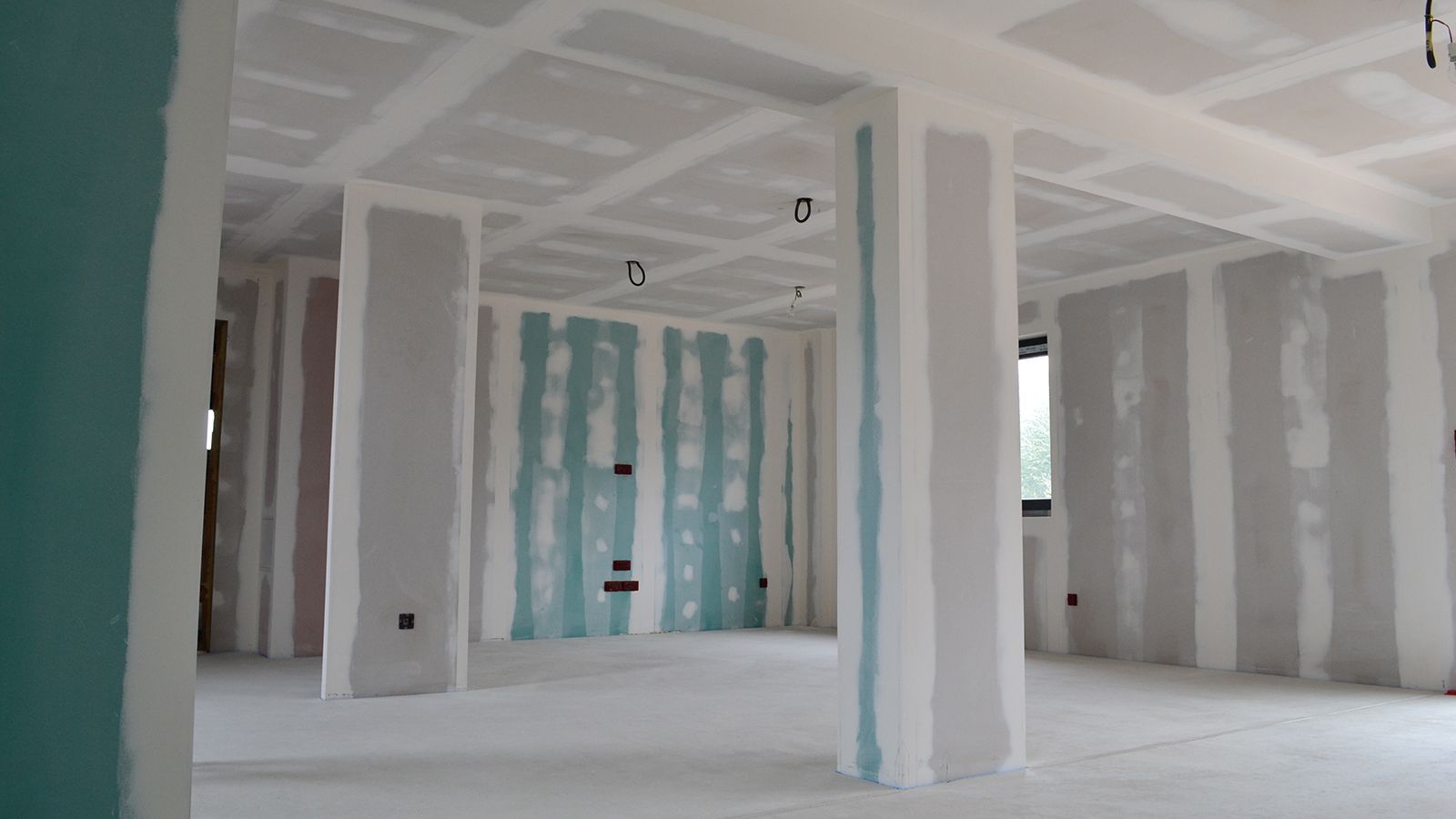 Création d'une pièce avec des plaques de plâtre en cours