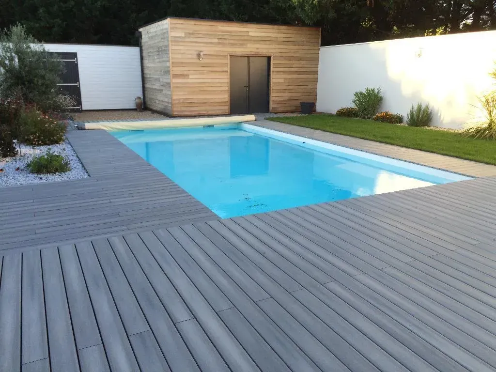 Terrasse autour d'une piscine