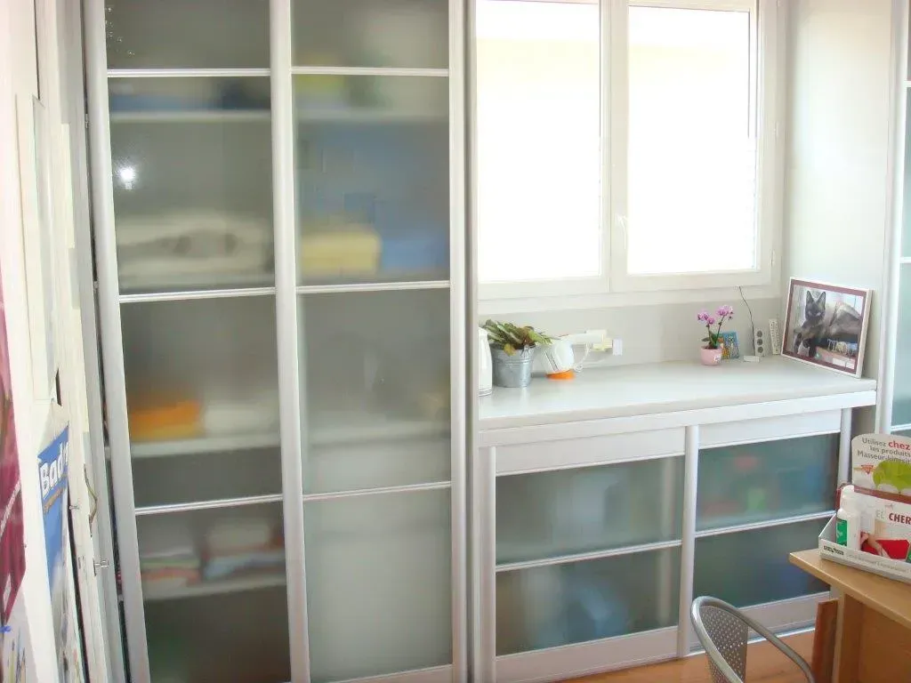 Placards blancs vitrés dans une clinique vétérinaire