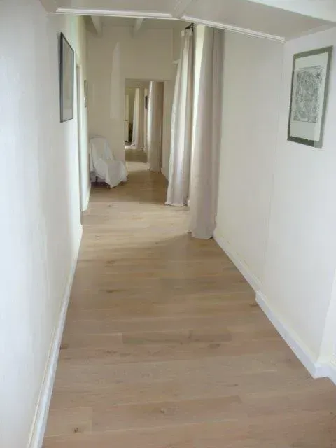 Pose de parquet dans un couloir