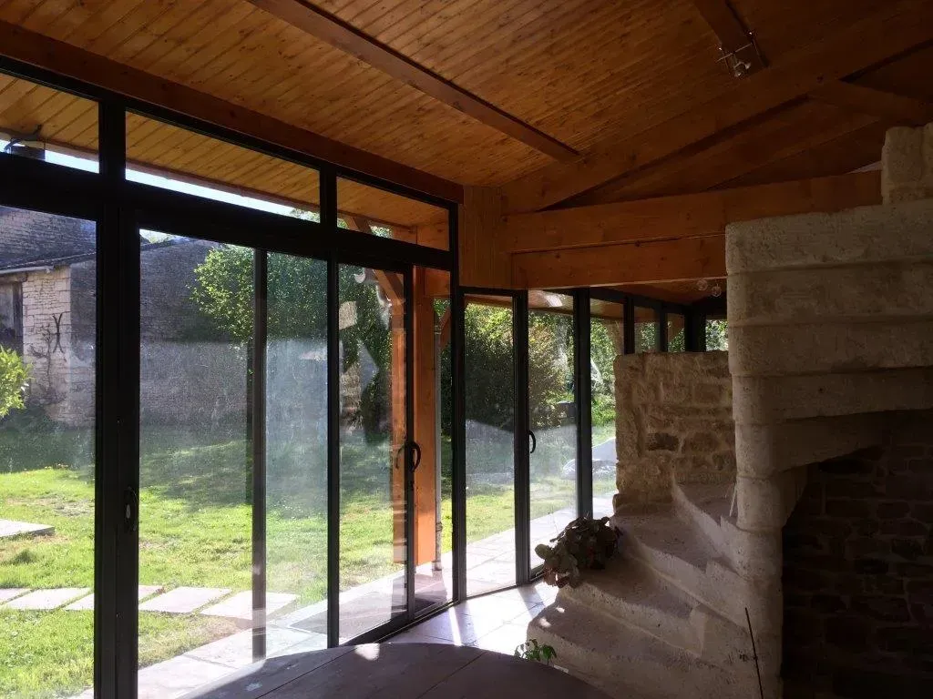 Baie vitrée vue de l'intérieur