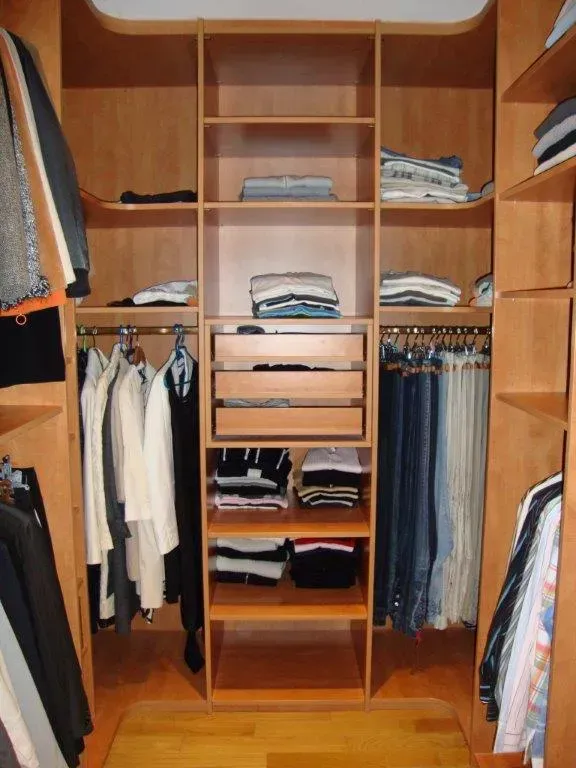 Pièce aménagée en dressing