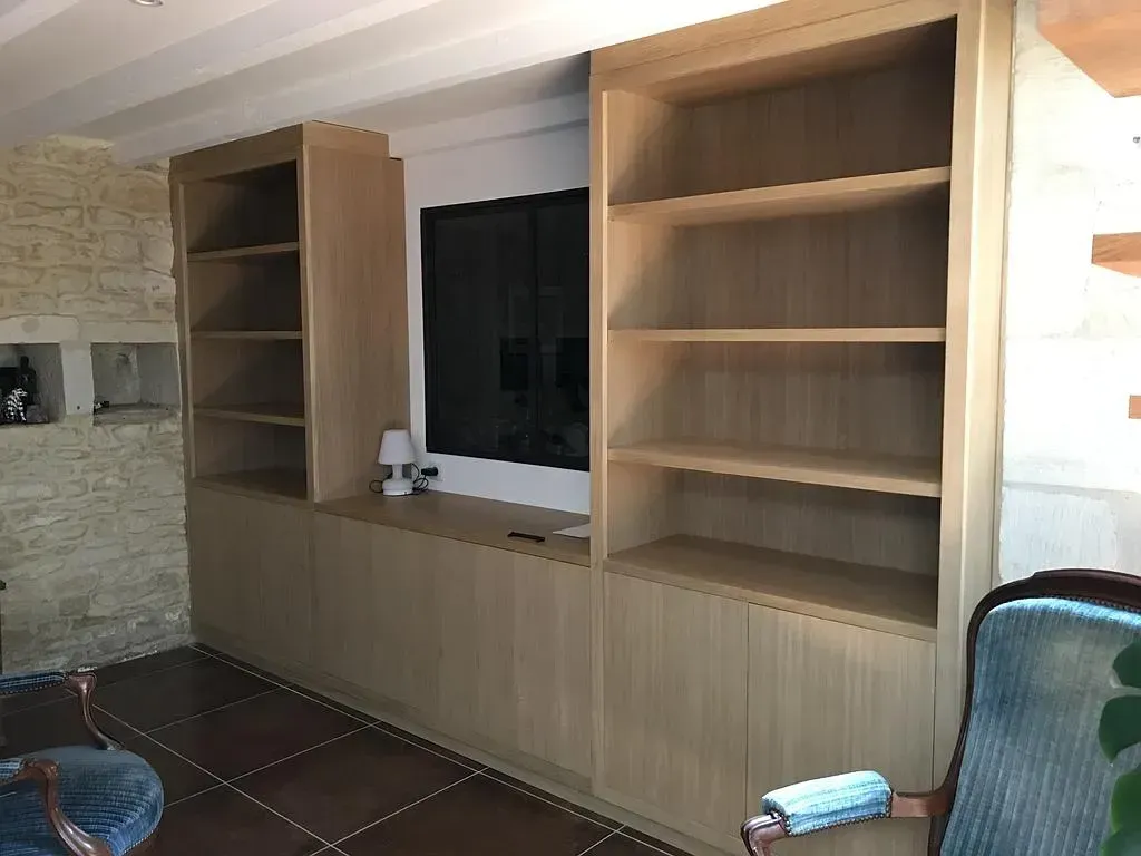 Une bibliothèque sur mesure en bois