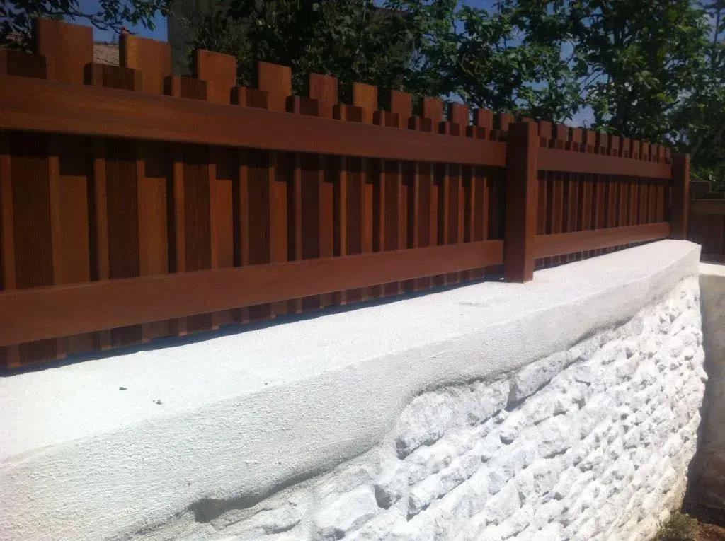 Clôture en bois sur un muret