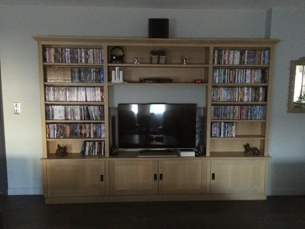 Meuble télé sur mesure rempli vu de face