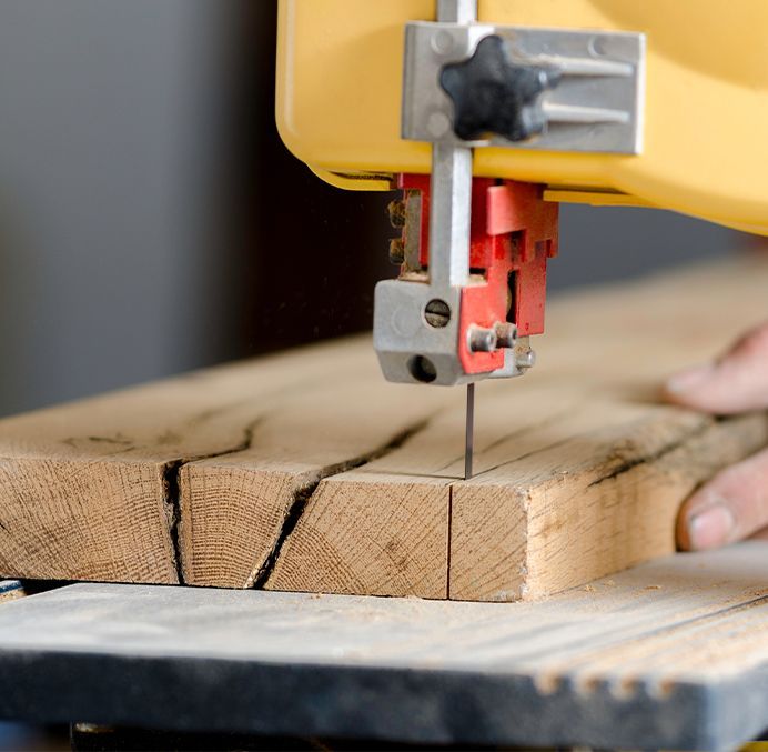 Découpe d'une planche en bois