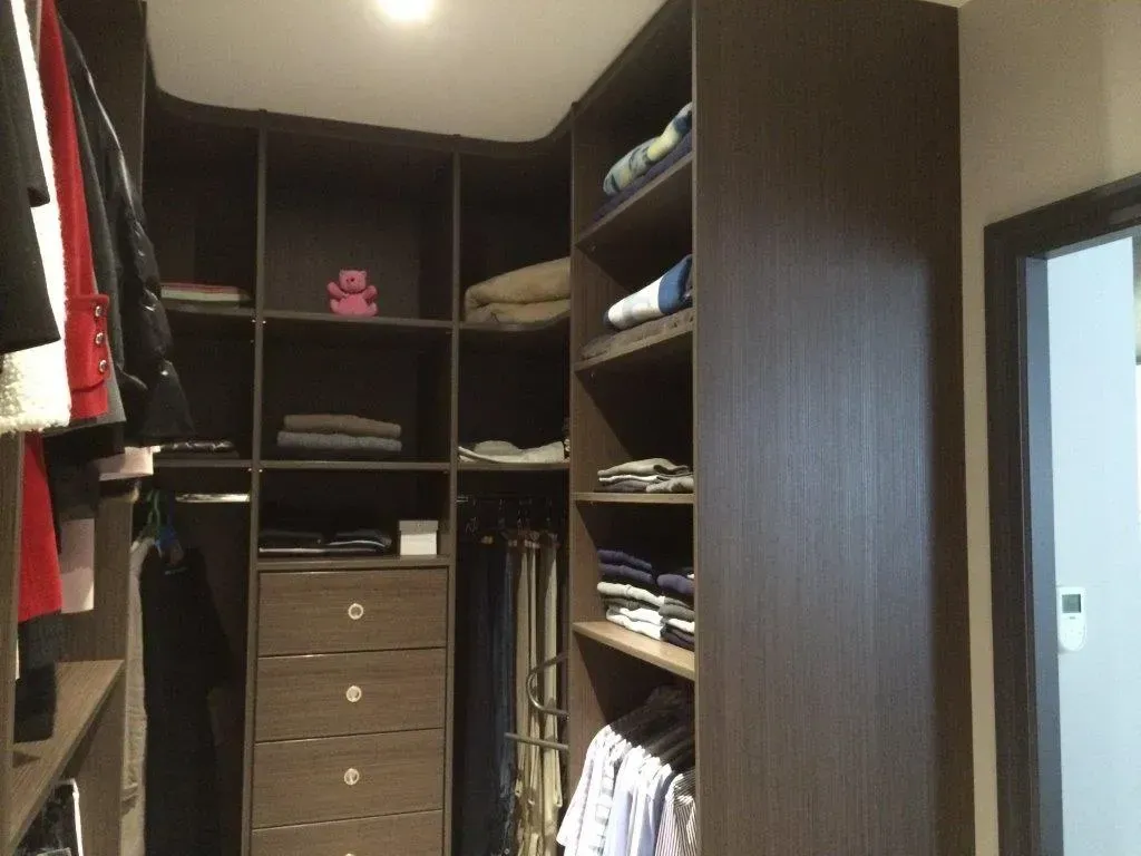 Un dressing en bois foncé