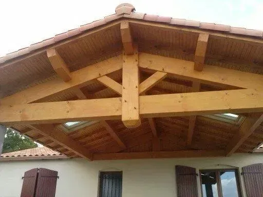 Gros plan sur une charpente traditionnelle pour une extension