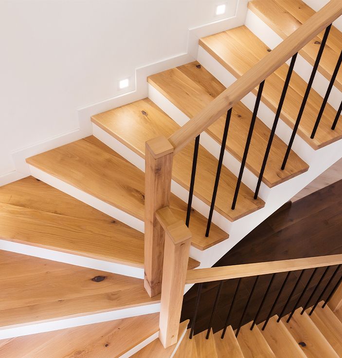 Escalier avec des marches en bois et garde-corps en bois et fer