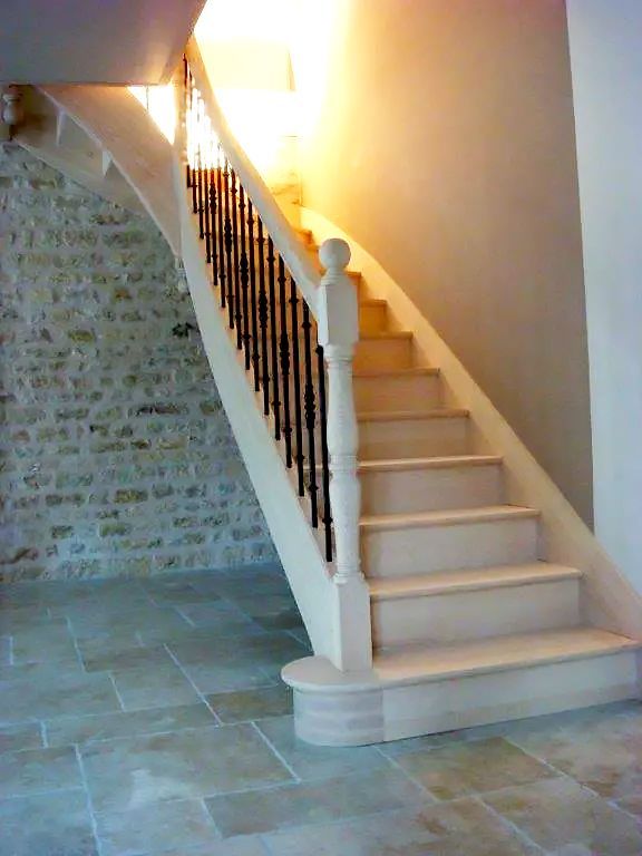 Escaliers en bois avec garde-corps en tiges de fer