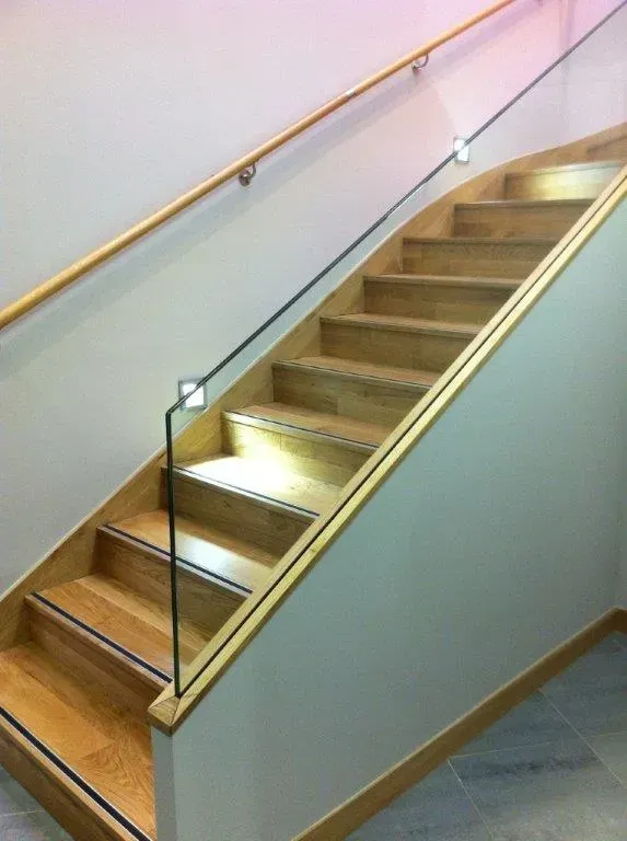 Escalier en bois, rampe en bois et garde-corps en verre