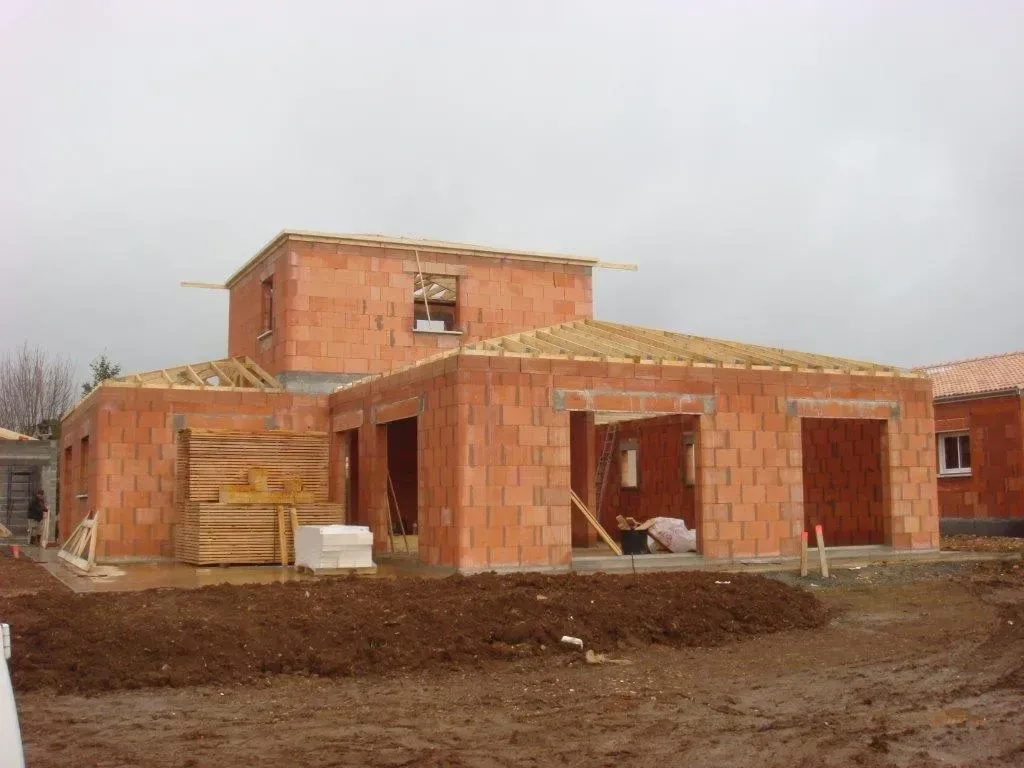 Réalisation d'une charpente neuve sur une maison en briques