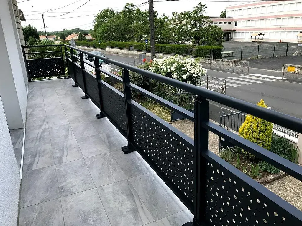 Rembarde en fer anthracite d'un balcon
