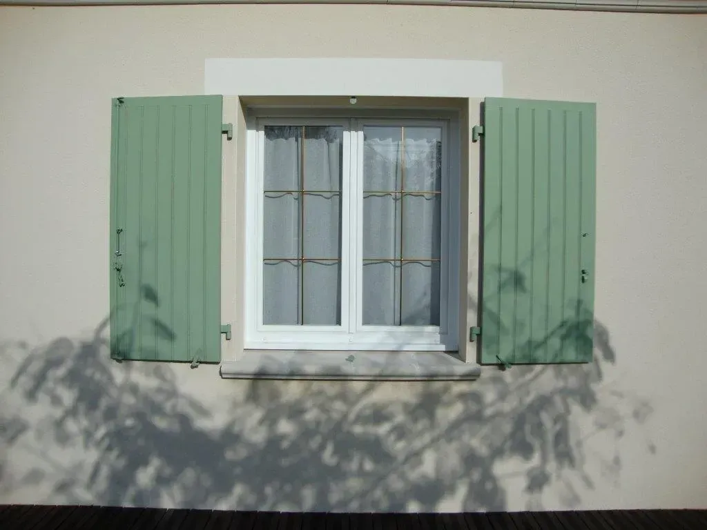 Fenêtre à deux battants avec volets battants vert olive