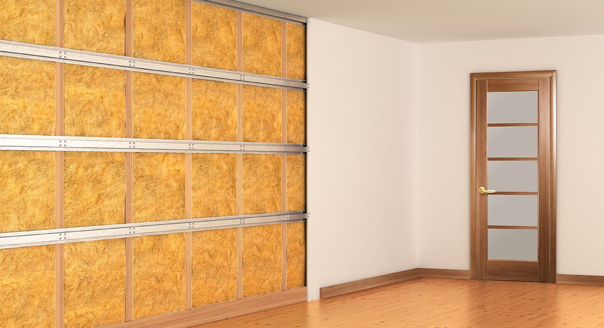 Pièce avec de la laine de verre apparente dans un mur