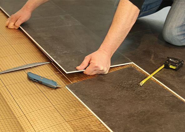 Pose de carrelage sur un matériau isolant au sol