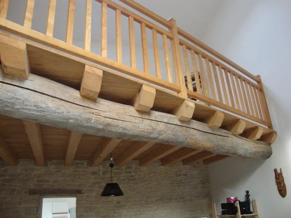 Une mezzanine sur poutre avec garde-corps en bois