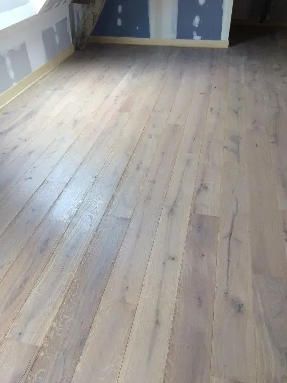 Un parquet en bois clair