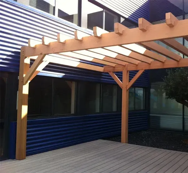 Une pergola en bois sur une terrasse