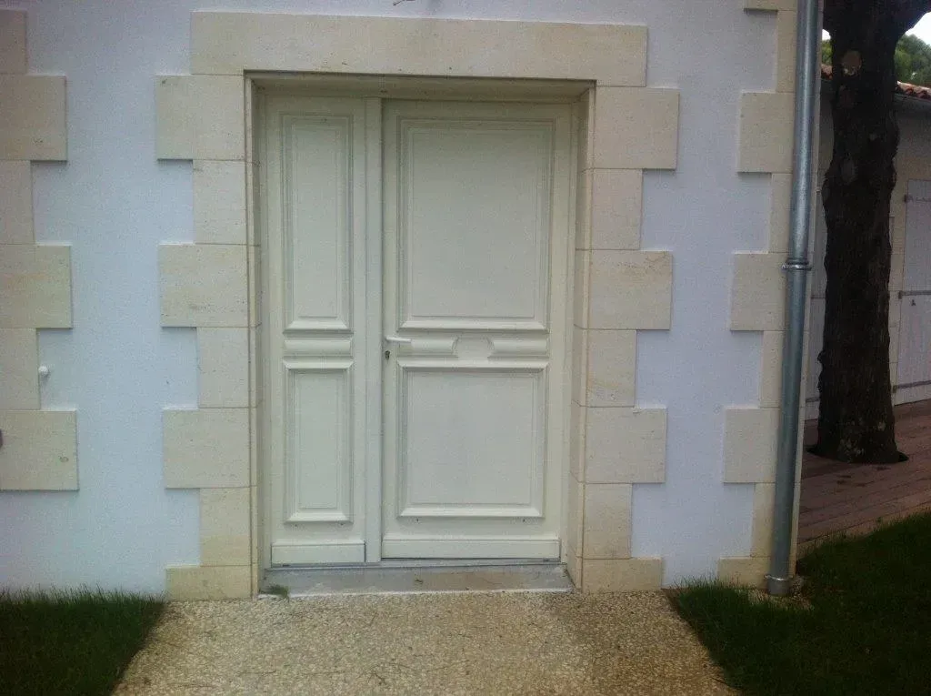 Porte d'entrée pleine couleur crème