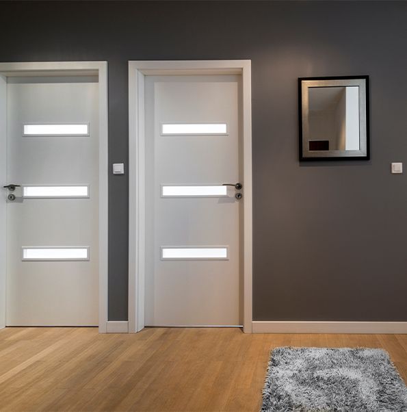 porte intérieur blanches sur un mur foncé