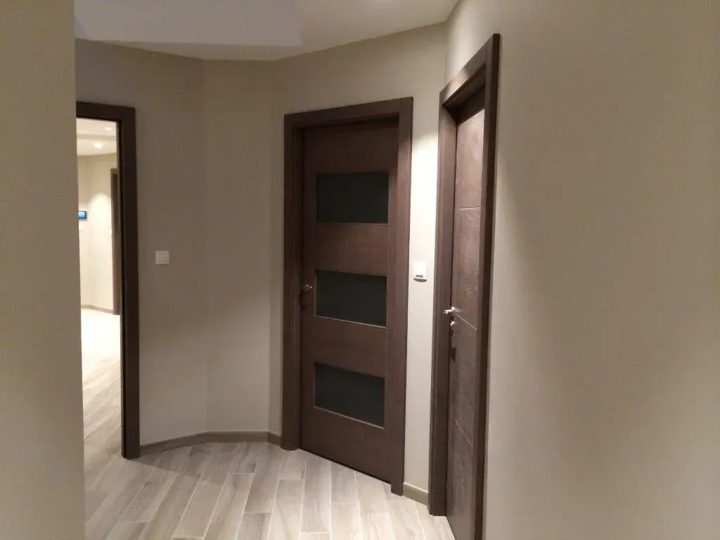 Couloir avec deux portes intérieures sur mesure