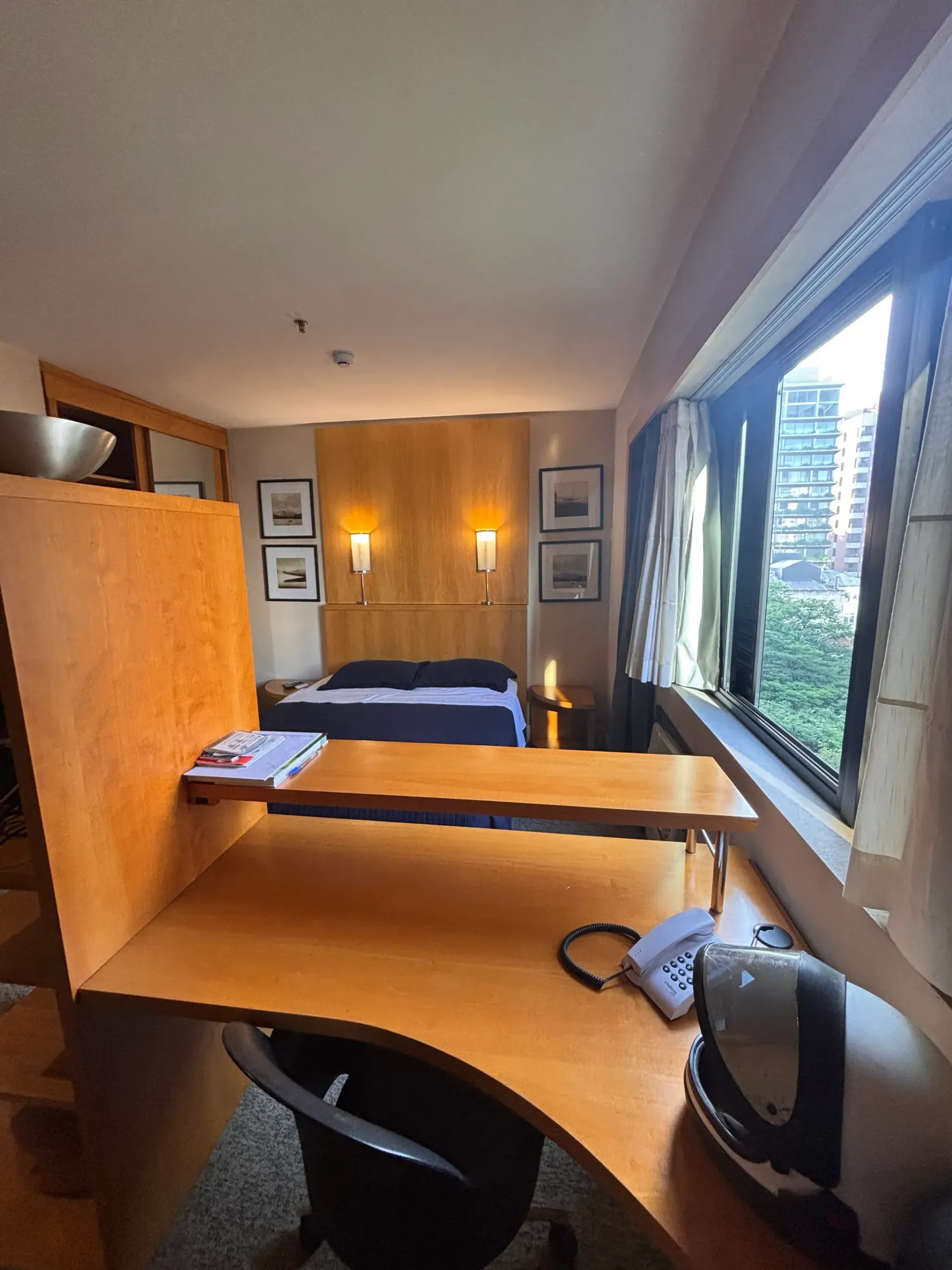 Uma sala de estar com mesa e cadeiras e uma TV de tela plana
