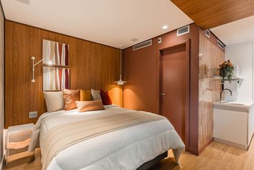 Um quarto de hotel com uma cama grande e um banheiro.