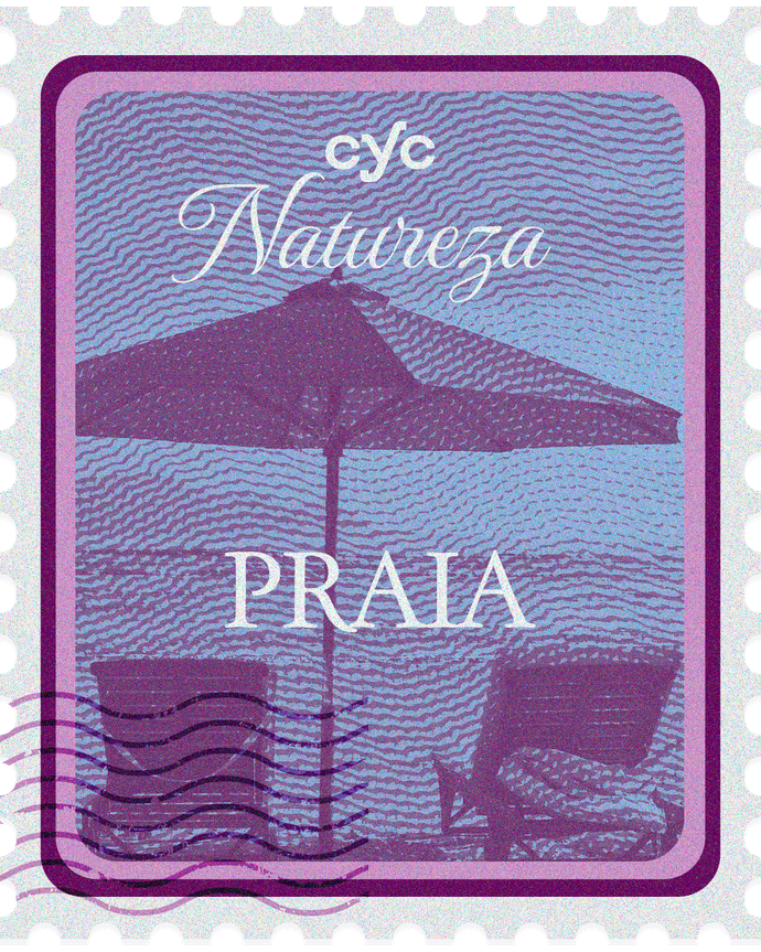 Um selo postal roxo com um guarda-chuva e cadeiras na praia.